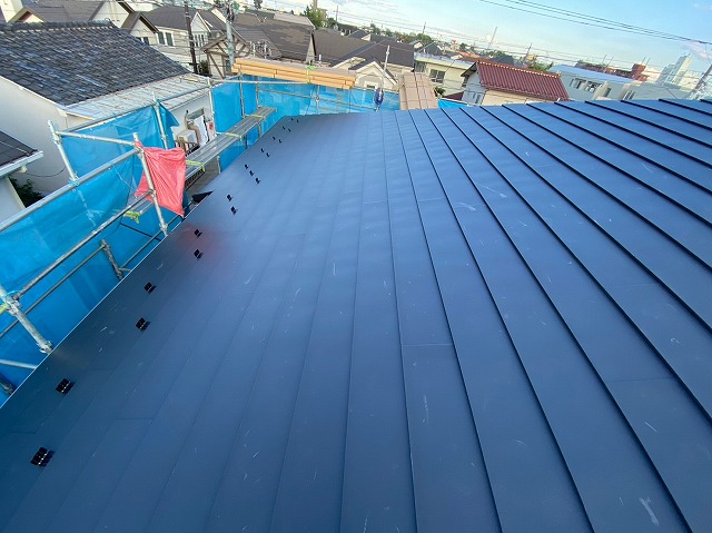 横暖ルーフαｓ　バズルーフ　カツキ板金　寄棟　屋根葺き替え　カバー工法